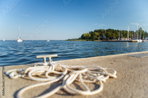 Lato nad jeziorem w porcie żeglarskim