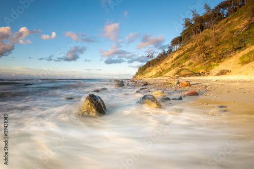 Zachód słońca nad plażą morską,klify na wyspie Wolin