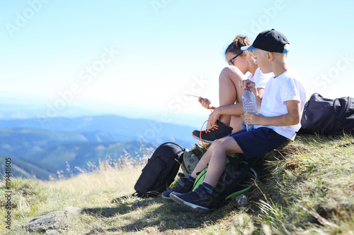 Młodzi turyści. Odpoczynek na szlaku górskiej wyprawy.