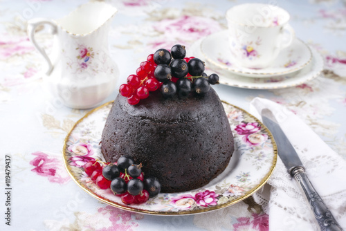 Australischer Plum Pudding auf Teller