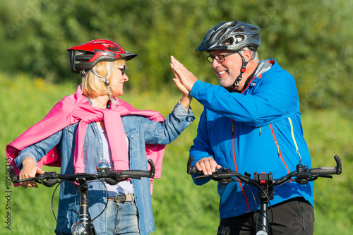 aktives älteres paar bei einer radtour