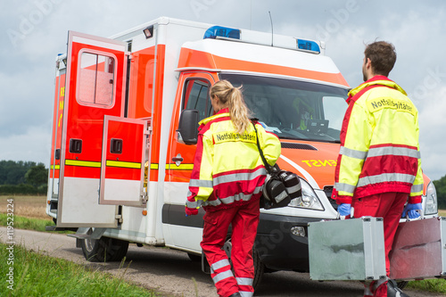 Notfallsanitäter und Rettungswagen