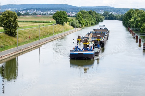 Frachter auf Main-Donau-Kanal