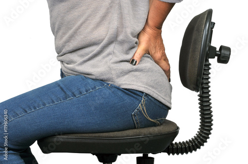 Femme assise sur une chaise de bureau avec un mal de dos