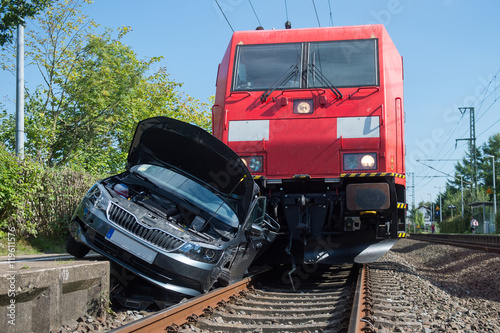 PKW von Zug erfasst