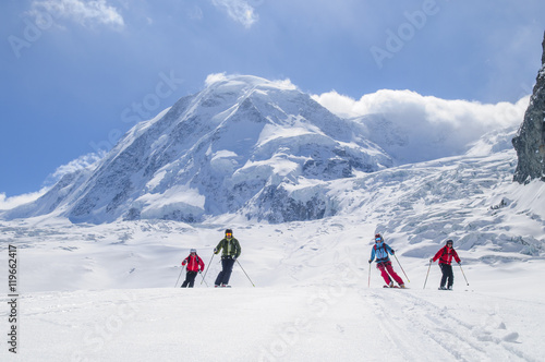 mehrere Skifahrer vor der herrlichen Kulisse der Monte Rosa