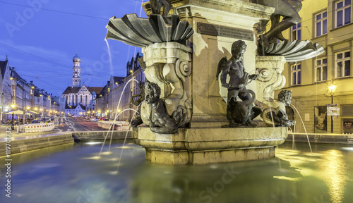 Maximilianstraße in Augsburg mit Herkulesbrunnen und der Ulrichskirche