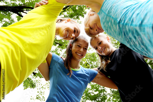 Teamgeist - Gruppe junger Frauen freut sich über ein erfolgreiches Lauftraining