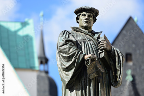 Denkmal Martin Luthers auf dem Marktplatz von Eisleben, seiner Geburts- und Sterbestadt, Deutschland