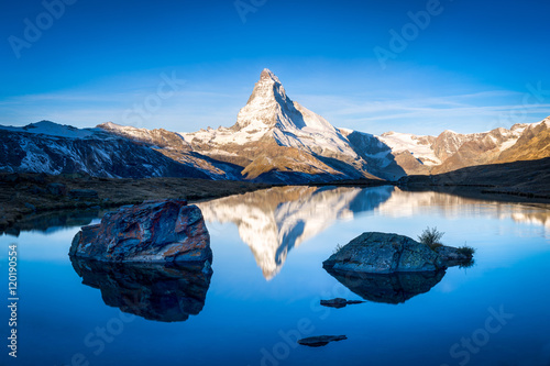 Stellisee und Matterhorn in den Schweizer Alpen