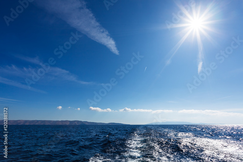 Rejs jachtem po morzu w błękitach nieba i pięknym słońcu