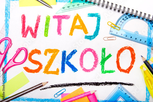 Kolorowy rysunek z napisem WITAJ SZKOŁO otoczony przyborami szkolnymi