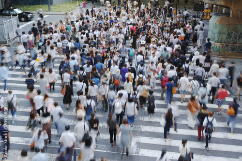 横断歩道を渡る人々