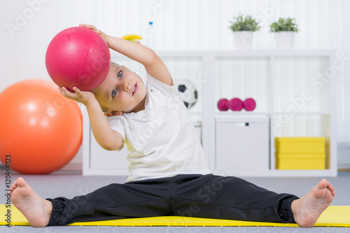 kind macht übungen mit dem ball