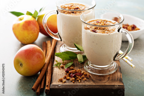 Apple pie smoothie with cinnamon