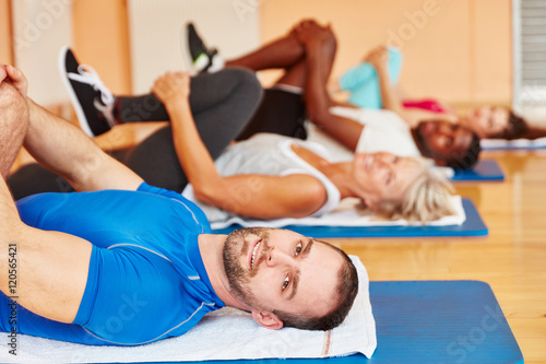 Mann in Pilates Klasse beim Training