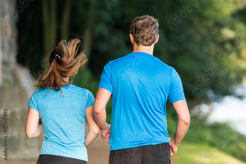 gemeinsam in der natur joggen