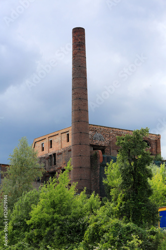 Komin i ruiny starej fabryki