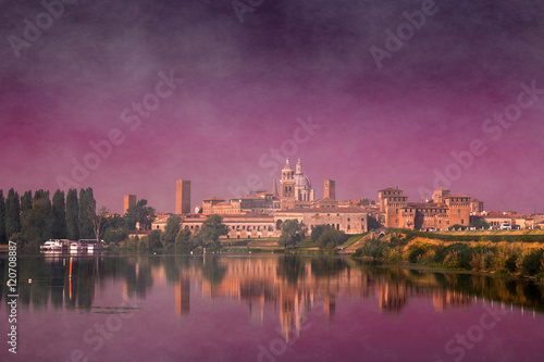 Veduta panoramica di Mantova sul fiume mincio con nebbia e atmosfera autunnale