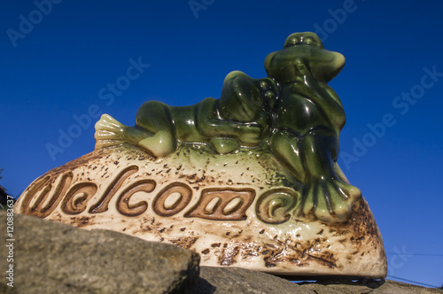 porcelanowa figurka welcome witajcie z żabkami w zacisznym zakątku