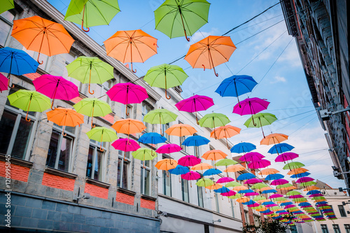 Parapluie suspendus au dessus de la rue 