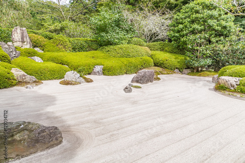 I photographed in Kamakura.It is a Japanese garden. This garden represents the mountains and the water of the landscape of stone and sand.