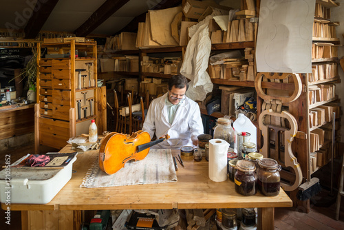 Artesano español que trabaja en taller de luthier