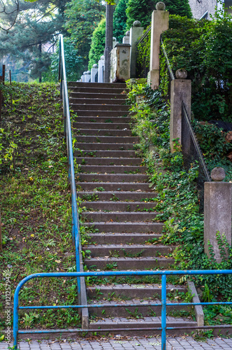 Schody kamienne w mieście jesienią, Stairway up