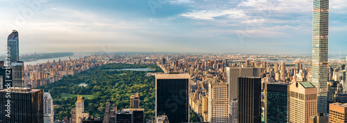 Panorama miasta z widokiem na panoramę Central Parku w Nowym Jorku, widziana z budynku Rockefellera „Top of the Rocks” przed letnim zachodem słońca.