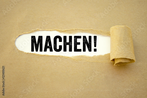 Abgerissenes Papier mit MACHEN