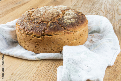 Świeży bochenek chleba pszenno-żytniego na zakwasie