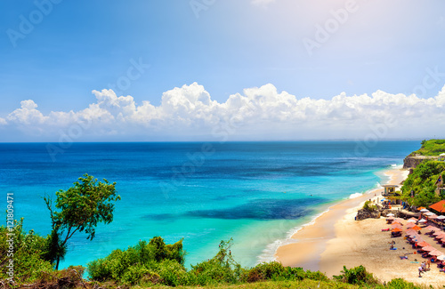 Seascape Bali z turkusowym oceanem i białym piaskiem