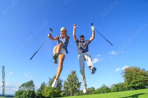 Begeisterung nach erfolgreichem Golfspiel