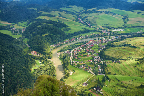Dolina rzeki Dunajec w miejscowości Sromowce Niżne