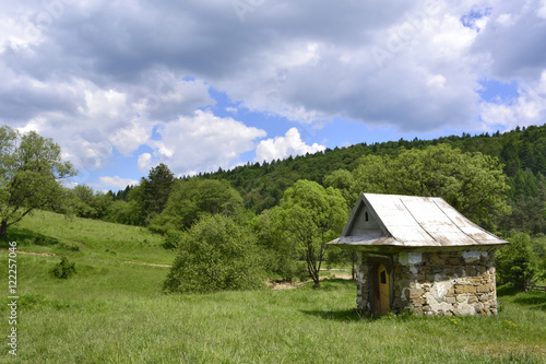 Kamienna kapliczka w Czarnem, Beskid Niski