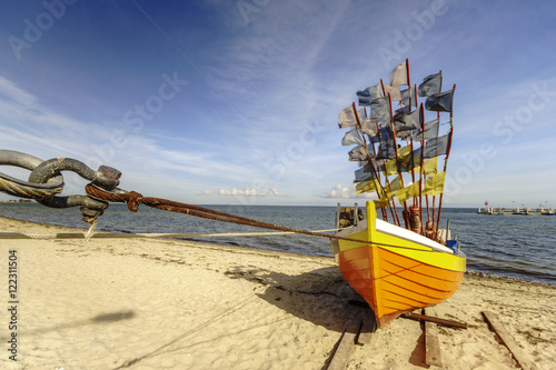 Drewniana,kolorowa łódź rybacka na plaży Morza Bałtyckiego 