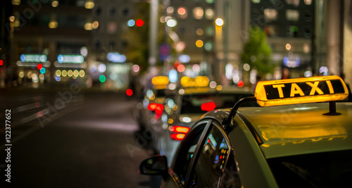 nachts warten Taxis auf Fahrgäste