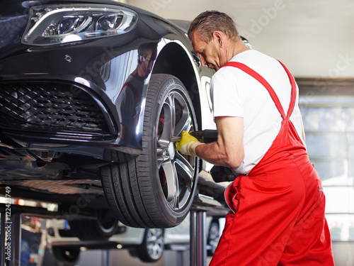 Fitting a summer tyre with impact screwdriver