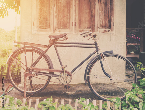 Rocznika bicykl lub stary rowerowy rocznika park na starym ściana domu.