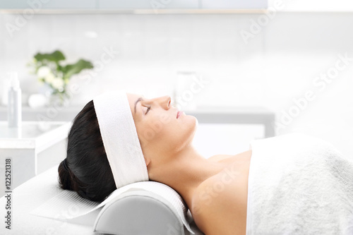 Aromaterapia, relaks w gabinecie odnowy biologicznej Kobieta wypoczywa w spa, relaks i medytacja 