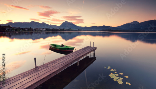 alter Holzsteg am See, Alpensee zum Sonnenaufgang