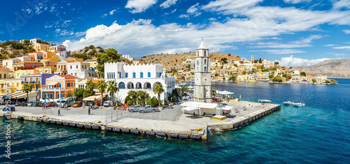 Panorama pięknego letniego dnia na greckiej wyspie Symi w Dodekanezu Grecja Europa