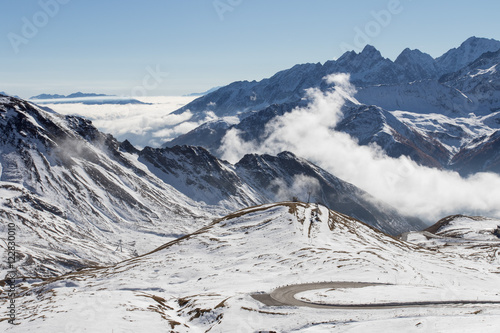 Zamglone i ośnieżone alpejskie szczyty