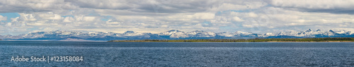 Panorama snowcapped góry z jeziorem w Yellowstone parku narodowym