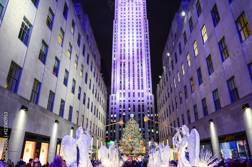 A crowd of people admire the Christmas decorations at Rockefelle