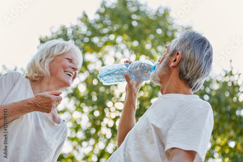 Paar Senioren trinken Flasche Wasser