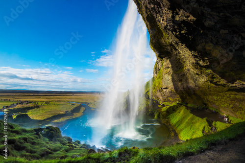 アイスランドの裏見の滝「セラリャントスフォス」