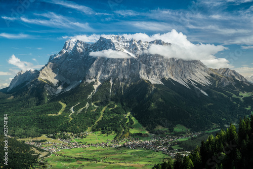 Ausblick über Ehrwald zum Zugspitzmassiv