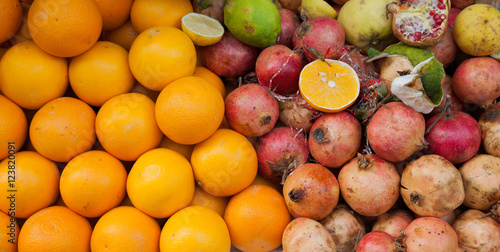 Mercato, baco frutta, arance e melograni