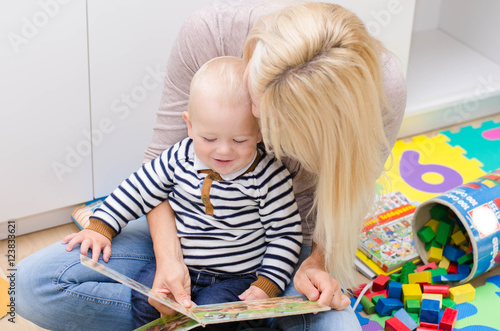 Mutter und Sohn mit Bilderbuch 